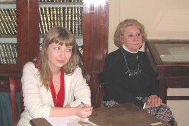 Гордиенко Елена, журналистка (слева)